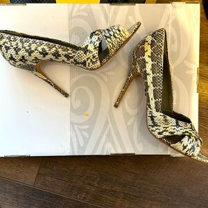 Flawless Tory Burch snake skin heels pumps sandals 9.5 worn twice.